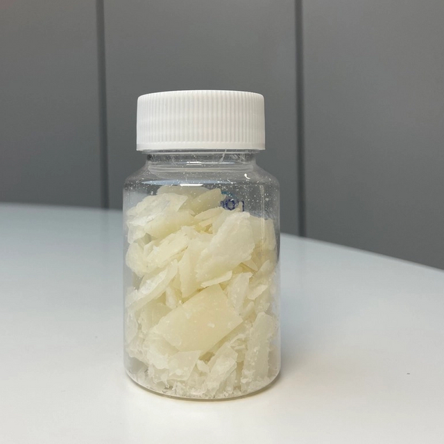 Méthosulfate de stéartrimonium et méthosulfate de dipalmitoyléthylhydroxyéthylmonium et stéarate de glycéryle et stéaramidopropyldiméthylamine Solide blanc à jaune clair