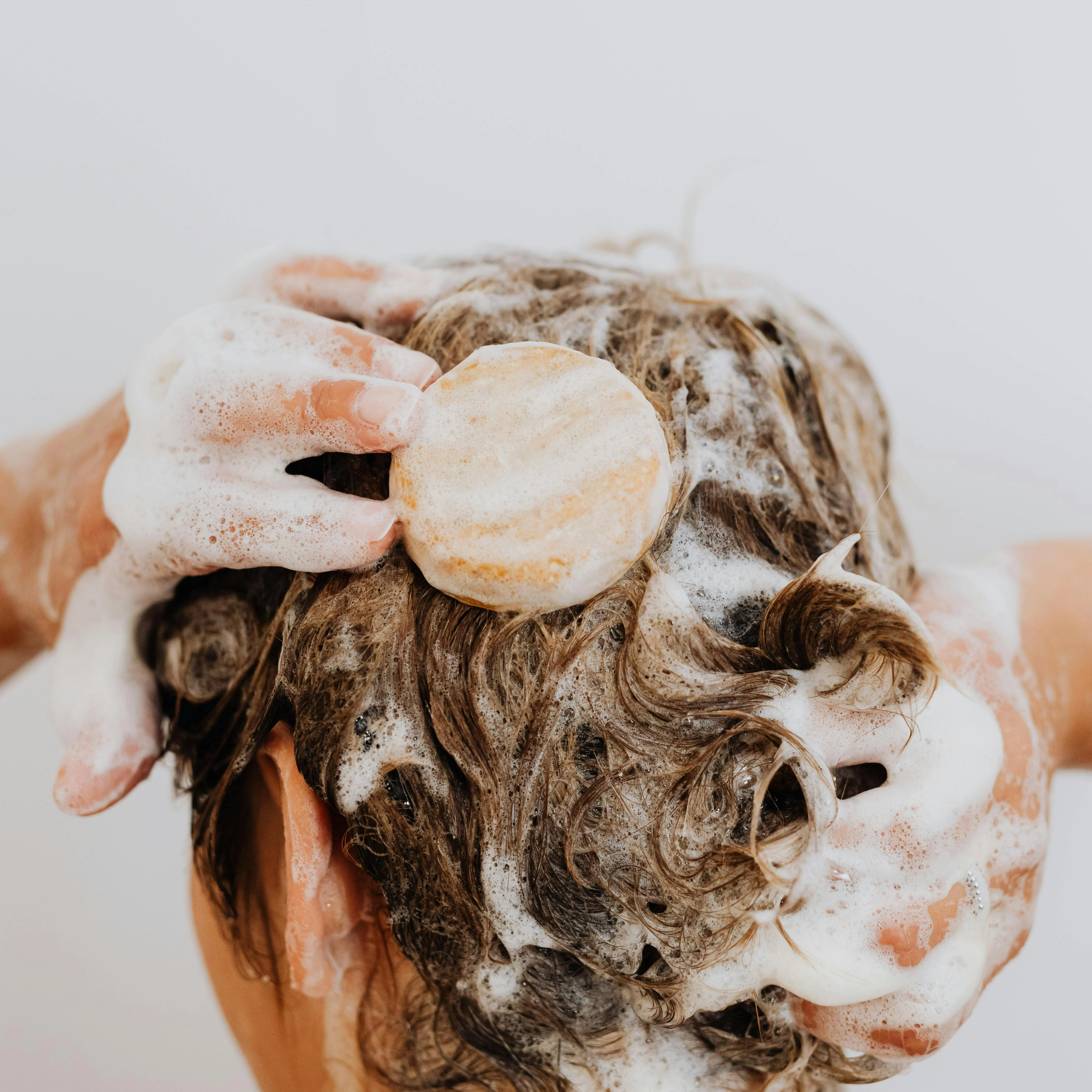 Comment choisir le bon tensioactif pour les soins du cuir chevelu: un guide simple pour la coupe de cheveux plus intelligente